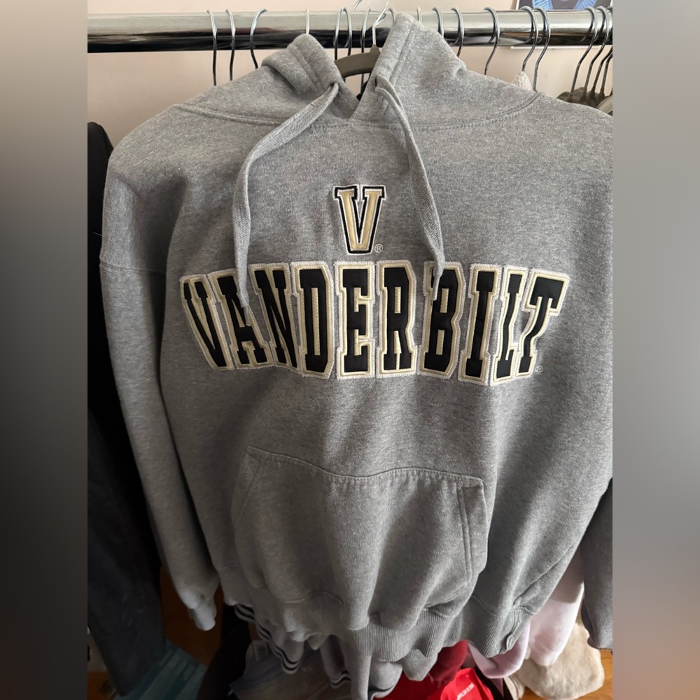 VANDERBILT Colosseum branded hoodie in heather gray. LARGE